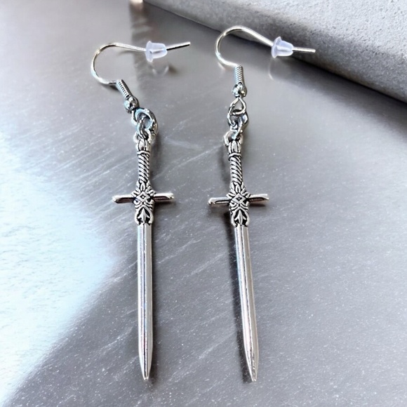 Dungeons and Dragons Silver toned Sword Earrings Rold Playing Goth Unisex - Picture 3 of 17